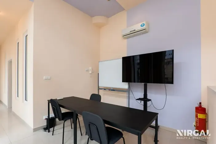 Prodej obchodního prostoru, Praha - Dejvice, Kolejní, 91 m2