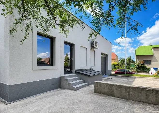 Pronájem obchodního prostoru, Praha - Horní Počernice, Komárovská, 210 m2