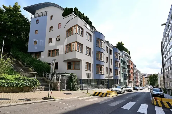 Pronájem garážového stání, Praha - Žižkov, Jeseniova, 14 m2