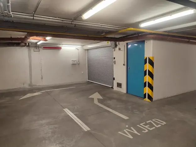 Pronájem garážového stání, Praha - Žižkov, Jeseniova, 14 m2