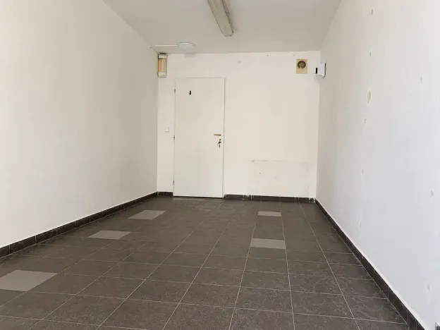 Pronájem obchodního prostoru, Hradec Králové, Dukelská třída, 20 m2