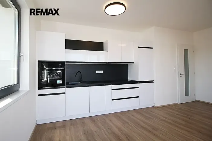 Pronájem bytu 1+kk, Praha - Hloubětín, Kardašovská, 34 m2