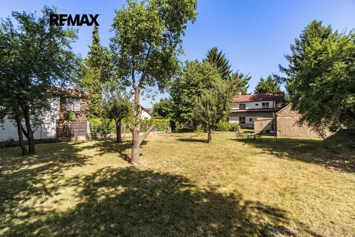 Prodej pozemku pro bydlení, Praha - Pitkovice, Žampiónová, 1941 m2