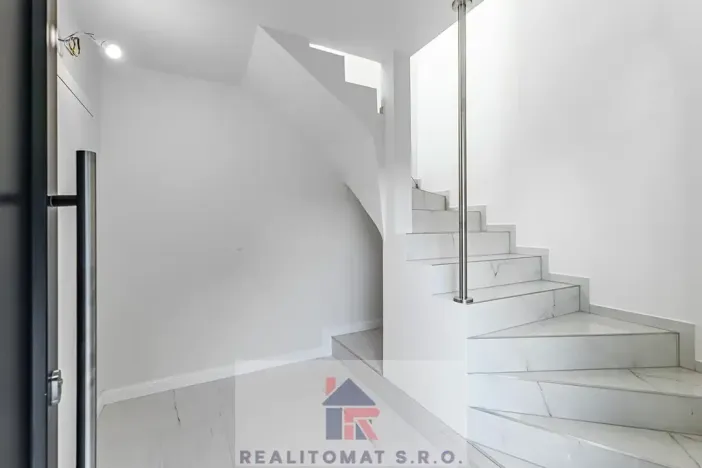 Pronájem kanceláře, Praha - Komořany, Pod lesem, 770 m2