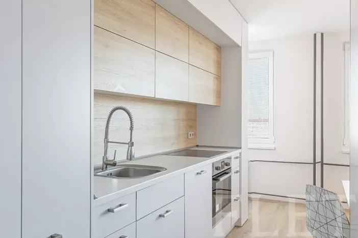 Pronájem bytu 1+kk, Praha - Záběhlice, Topolová, 31 m2