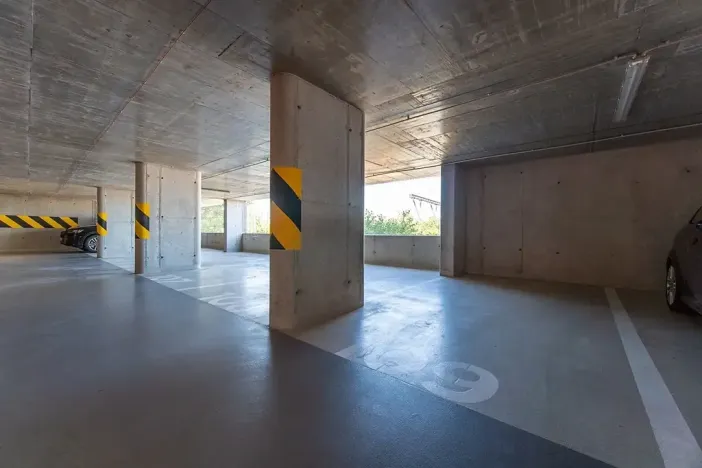 Pronájem garážového stání, Praha - Libeň, Novovysočanská, 15 m2