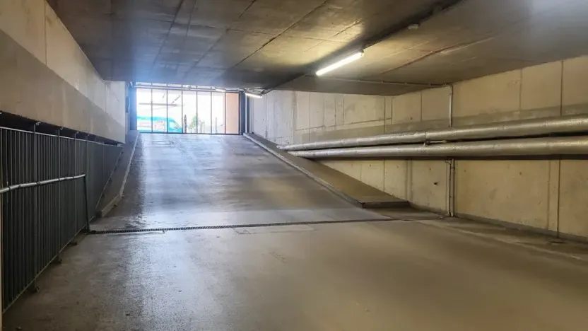 Pronájem garážového stání, Brno, Mojmírovo náměstí, 13 m2