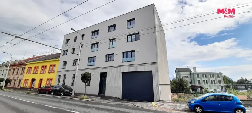 Pronájem atypického bytu, Hradec Králové - Kukleny, Pražská třída, 30 m2