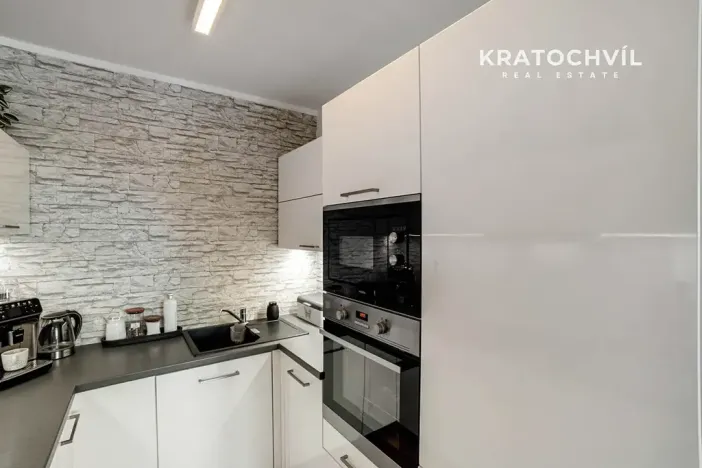 Prodej bytu 2+kk, Jesenice, Na Okruhu, 42 m2