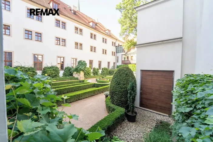 Pronájem bytu 3+1, Praha - Malá Strana, Valdštejnské náměstí, 91 m2
