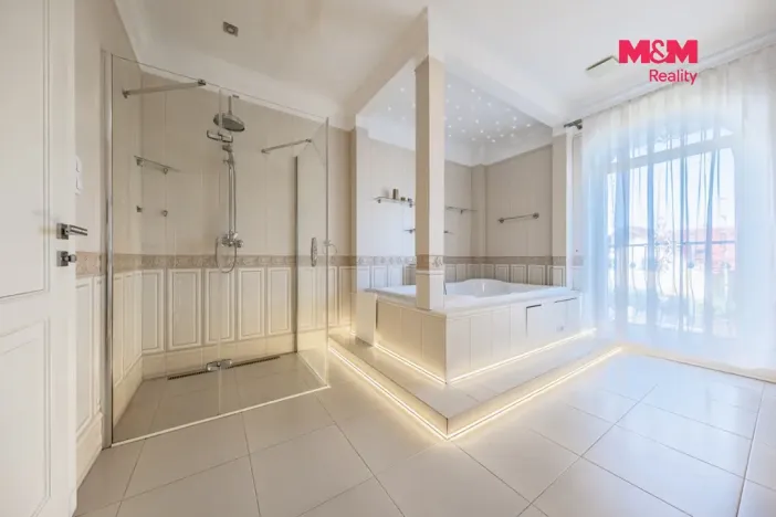 Prodej obchodního prostoru, Šestajovice, U Váhy, 356 m2