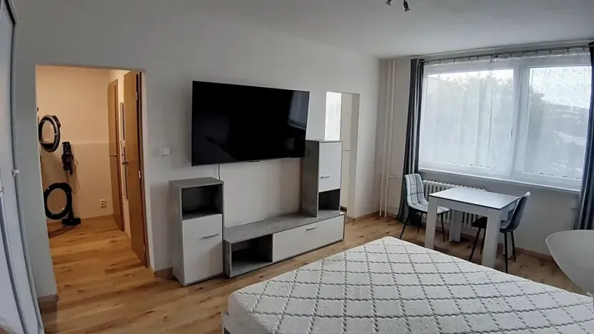 Pronájem bytu 1+kk, Praha - Modřany, Nikoly Vapcarova, 32 m2