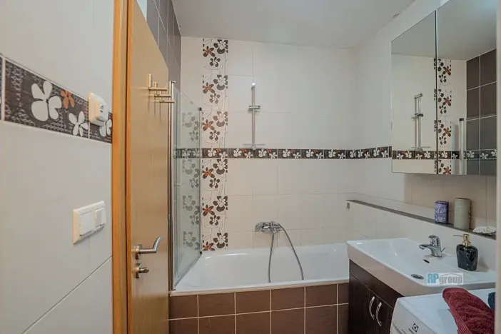 Prodej bytu 2+kk, Zbuzany, Lomená, 51 m2