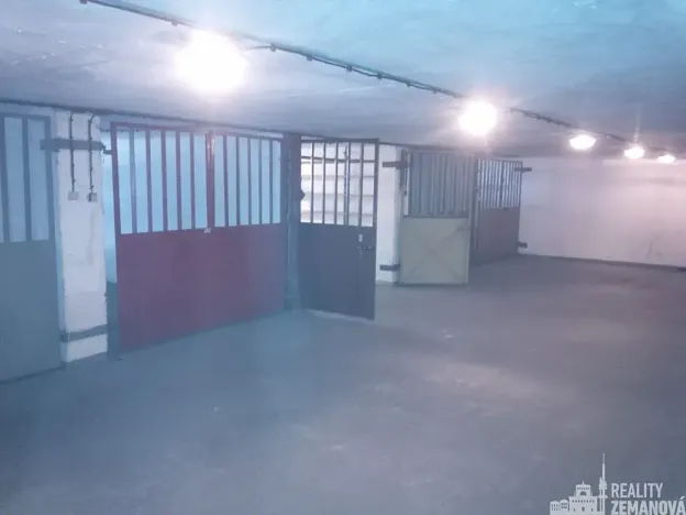 Pronájem garážového stání, Praha - Podolí, Kubištova, 17 m2