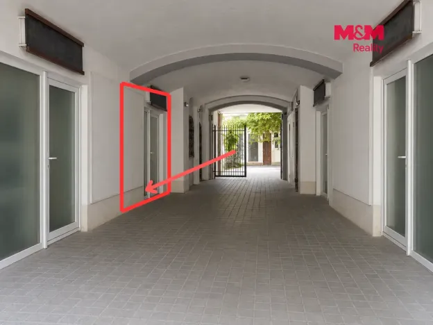 Pronájem obchodního prostoru, Kostelec nad Černými lesy - Kostelec nad Černými Lesy, náměstí Smiřických, 14 m2