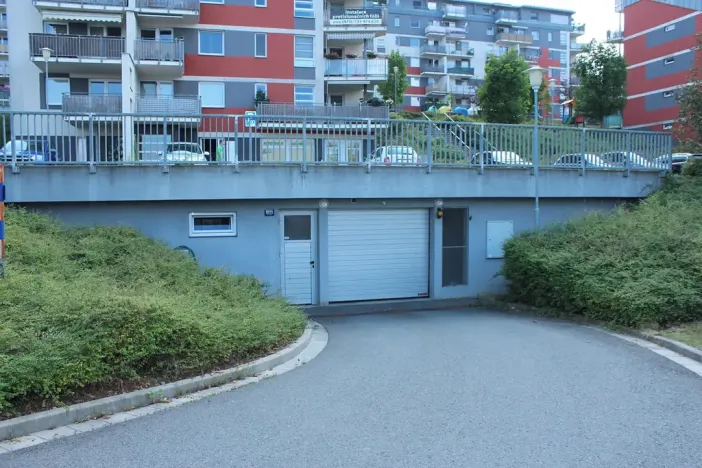 Pronájem garážového stání, Zlín, Voženílkova, 20 m2