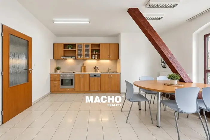 Pronájem kanceláře, Králův Dvůr, Tovární, 370 m2