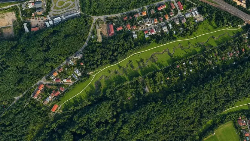 Pronájem garážového stání, Praha - Hrdlořezy, Mezitraťová, 12 m2