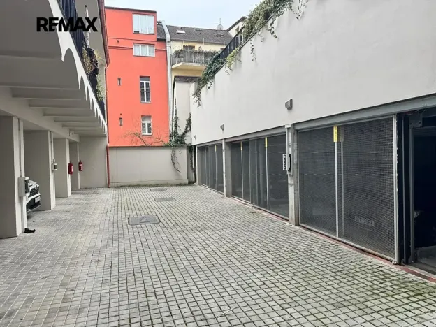 Pronájem garážového stání, Praha - Smíchov, Holečkova, 13 m2