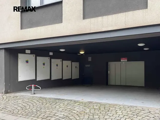 Pronájem garážového stání, Praha - Smíchov, Holečkova, 13 m2