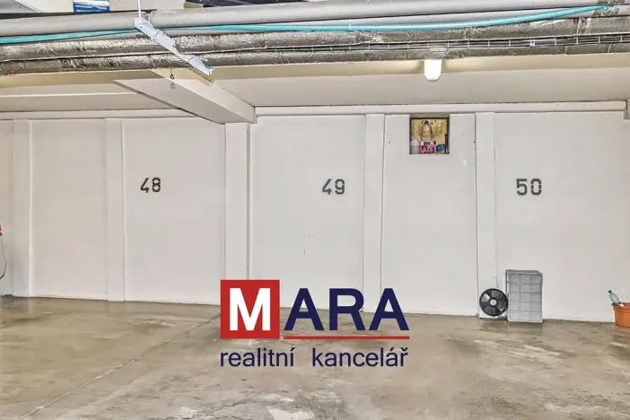 Pronájem garážového stání, Olomouc, Fischerova, 15 m2