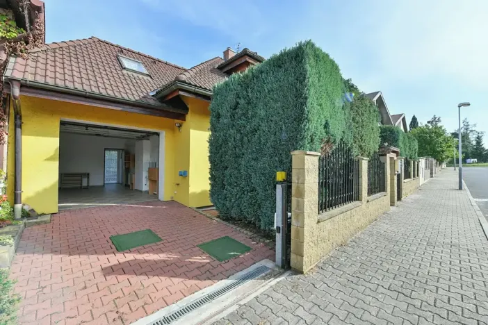 Pronájem rodinného domu, Praha - Štěrboholy, K valu, 220 m2
