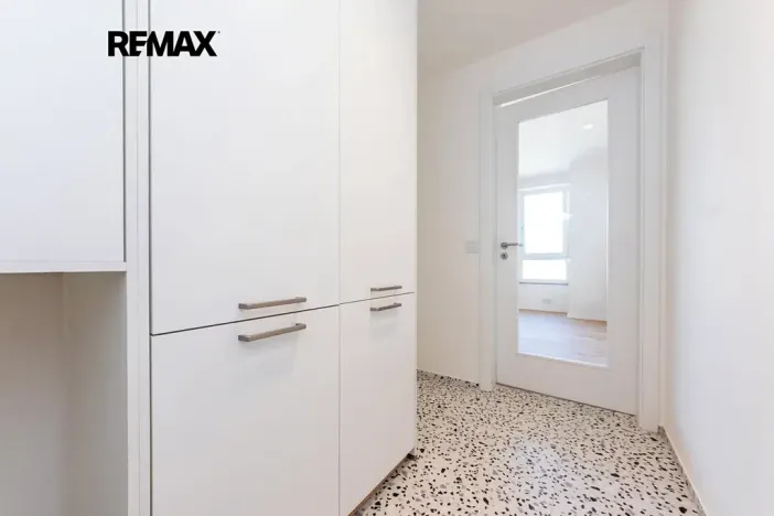 Pronájem bytu 1+kk, Praha - Radlice, U Komína, 37 m2