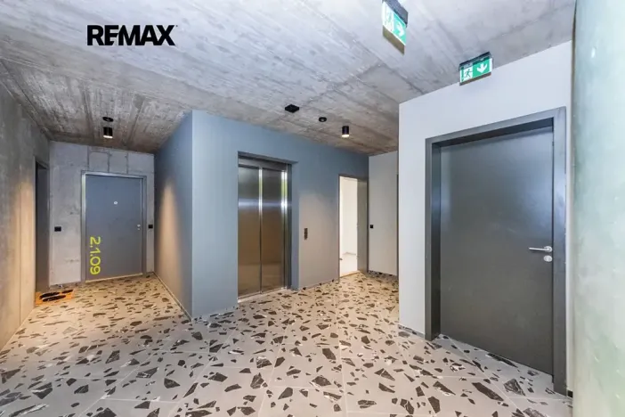 Pronájem bytu 1+kk, Praha - Radlice, U Komína, 37 m2