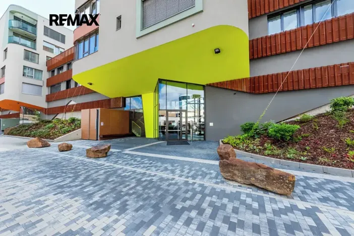 Pronájem bytu 1+kk, Praha - Radlice, U Komína, 37 m2