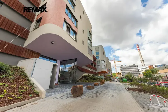 Pronájem bytu 1+kk, Praha - Radlice, U Komína, 37 m2