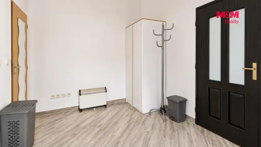Pronájem obchodního prostoru, Hradec Králové, Komenského, 20 m2