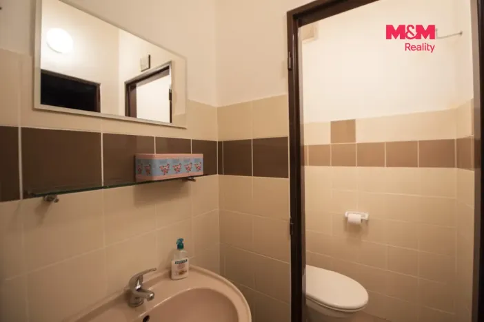 Pronájem obchodního prostoru, Hradec Králové, Komenského, 20 m2