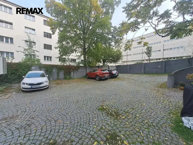 Pronájem garážového stání, Praha - Střešovice, Parléřova, 14 m2