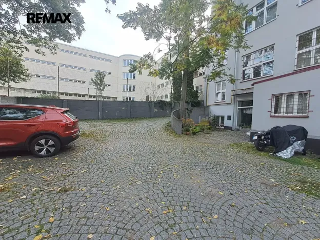 Pronájem garážového stání, Praha - Střešovice, Parléřova, 14 m2