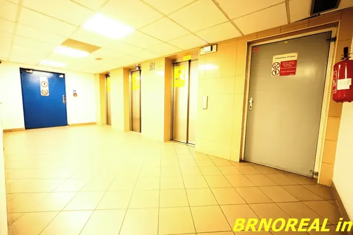 Pronájem garážového stání, Brno, Příkop, 12 m2
