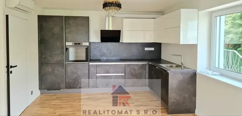 Pronájem bytu 4+kk, Praha - Komořany, Pod lesem, 343 m2
