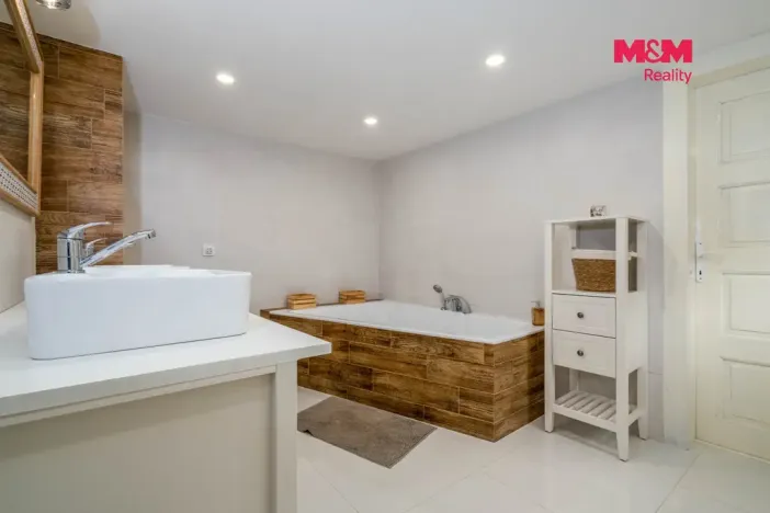 Prodej rodinného domu, Lužná, Masarykovo nám., 165 m2