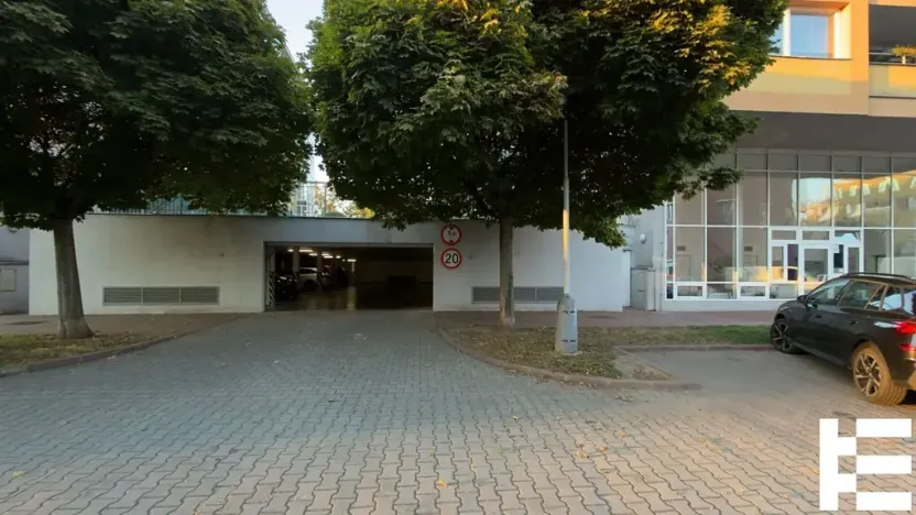Pronájem garážového stání, Praha - Troja, Vřesová, 25 m2