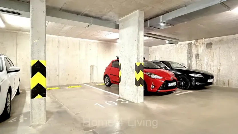 Pronájem garážového stání, Brno, Mojmírovo náměstí, 18 m2