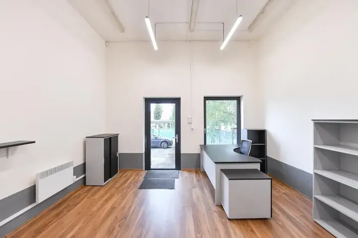 Prodej obchodního prostoru, Praha - Horní Počernice, Komárovská, 210 m2