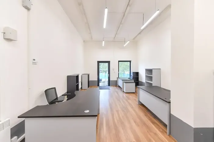 Prodej obchodního prostoru, Praha - Horní Počernice, Komárovská, 210 m2